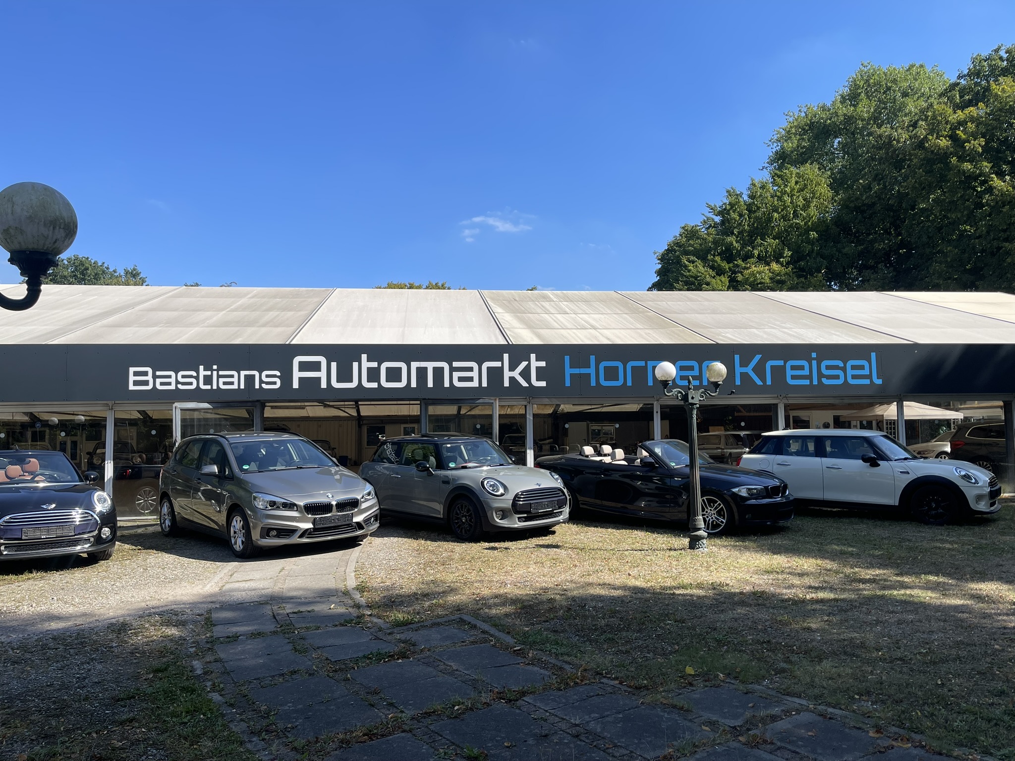 Der Automarkt Horner Kreisel in der Aussenansicht.