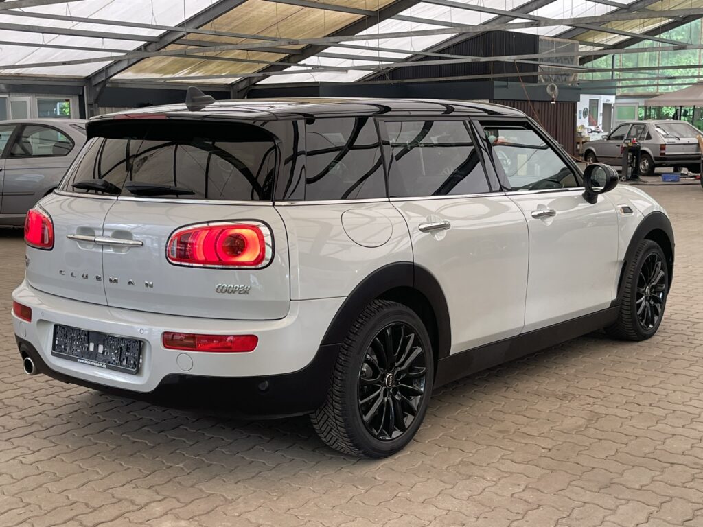 MINI Cooper Clubman in weiß, Heckansicht