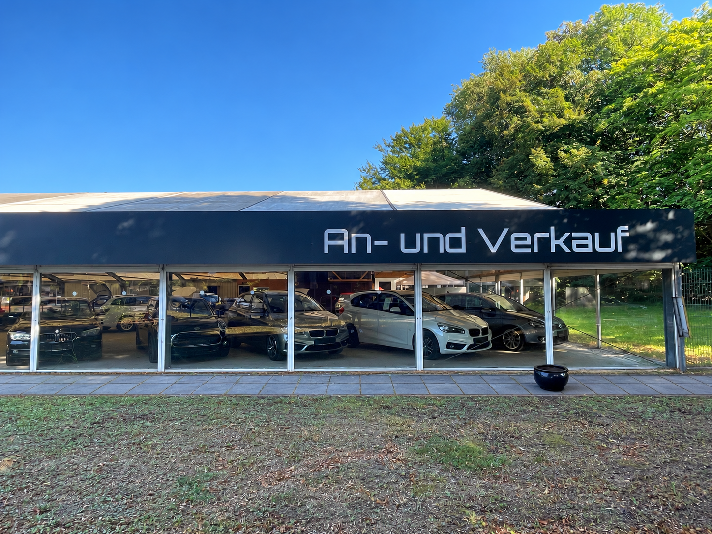 An- und Verkauf im Automarkt Horner Kreisel.